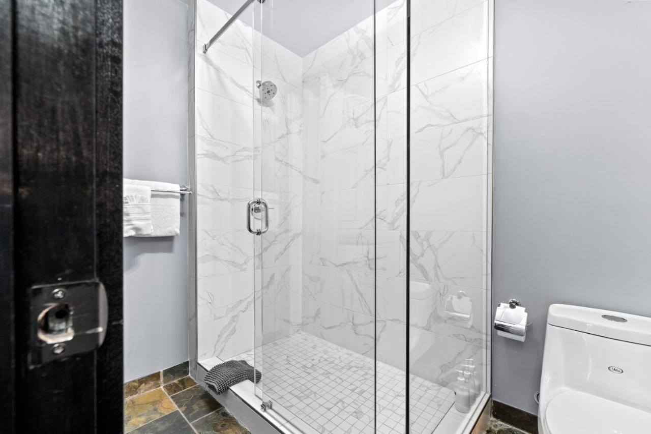 The Mountaineer By Instantsuites Pool & Hottub キャンモア エクステリア 写真