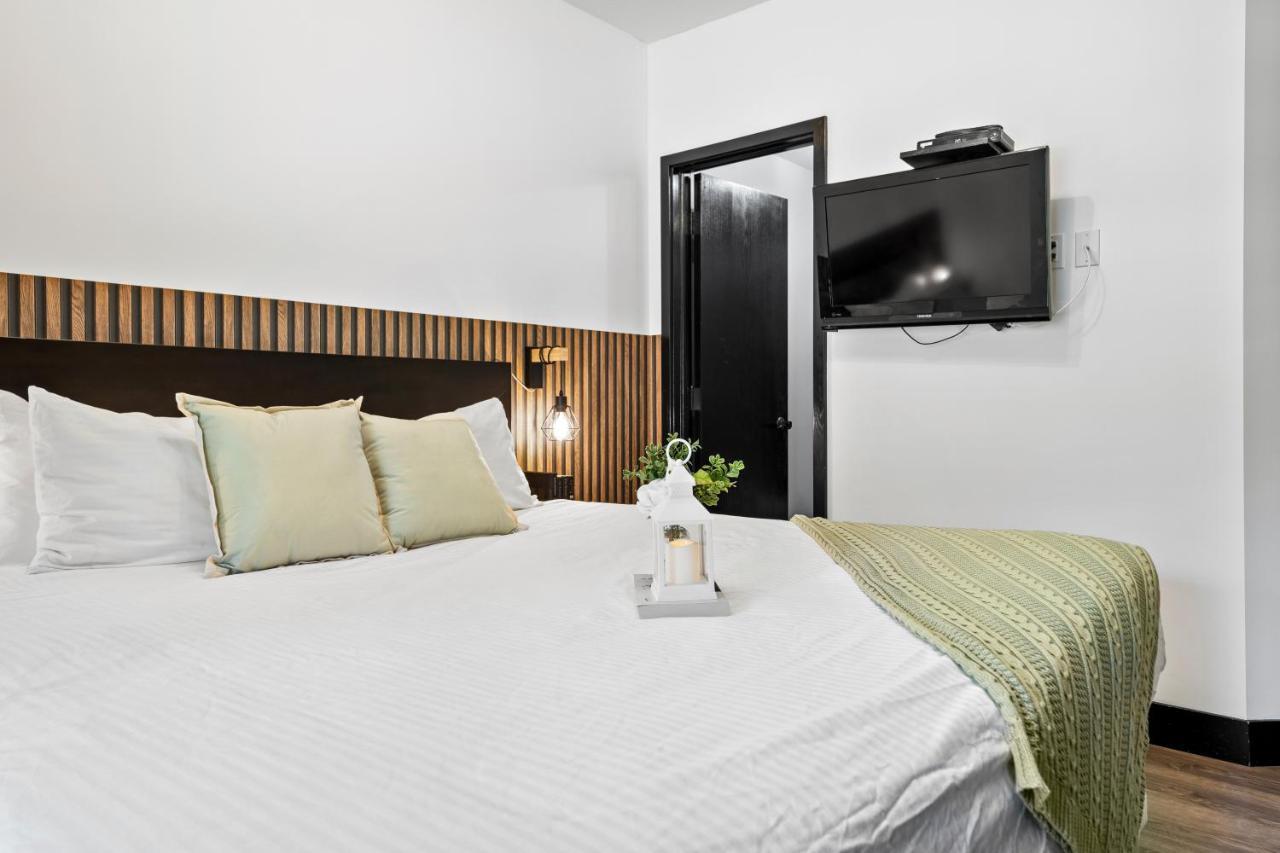 The Mountaineer By Instantsuites Pool & Hottub キャンモア エクステリア 写真
