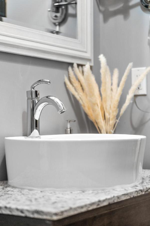 The Mountaineer By Instantsuites Pool & Hottub キャンモア エクステリア 写真